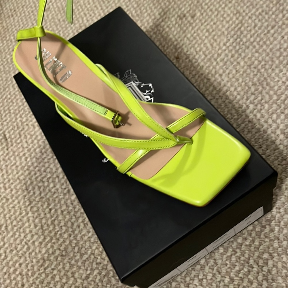 Silent D sandal